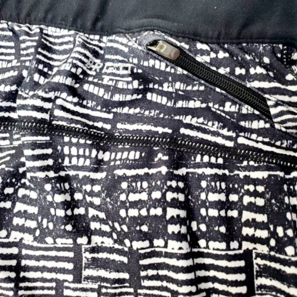Nike Just Do It” Black and White Running Dri Fit Capri leggings. Size SM - Picture 4 of 5